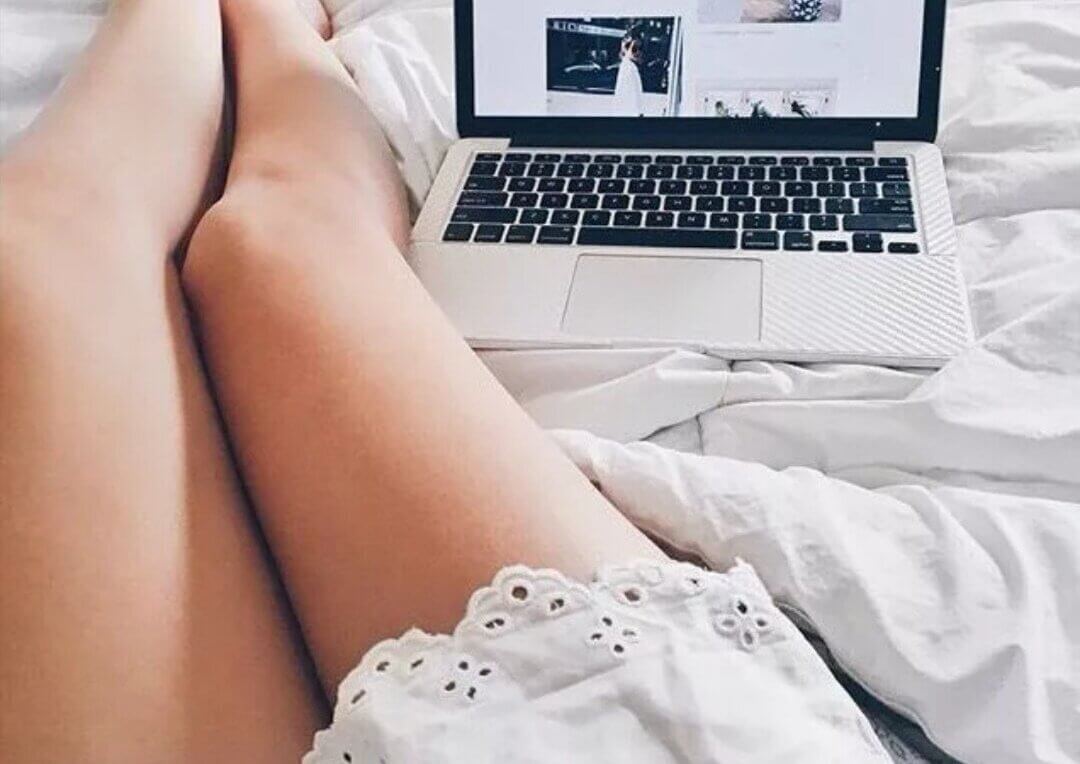 Пышная одинокая леди на кровати записывает своё домашнее порно соло