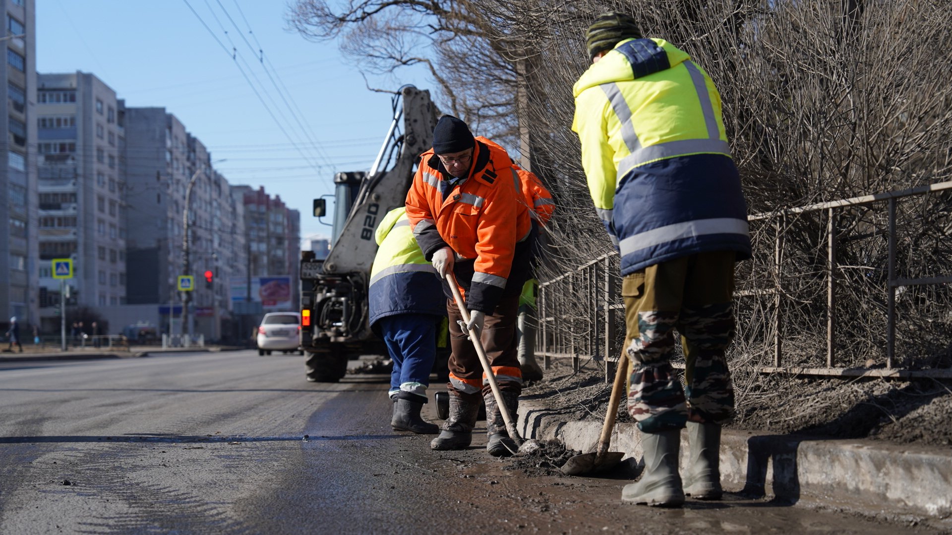 До 15 апреля подрядчики должны убрать грязь с дорог Вологды