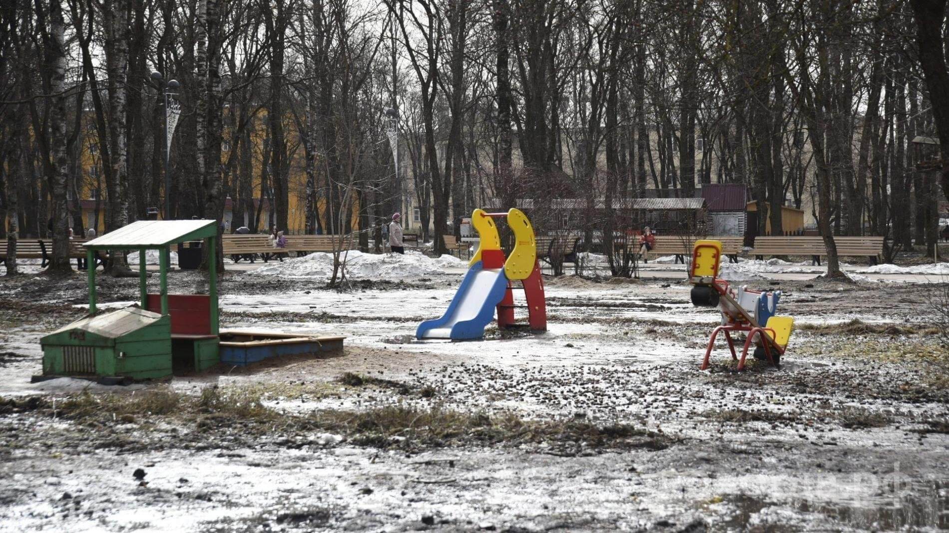 В парке Ветеранов демонтируют старую детскую площадку