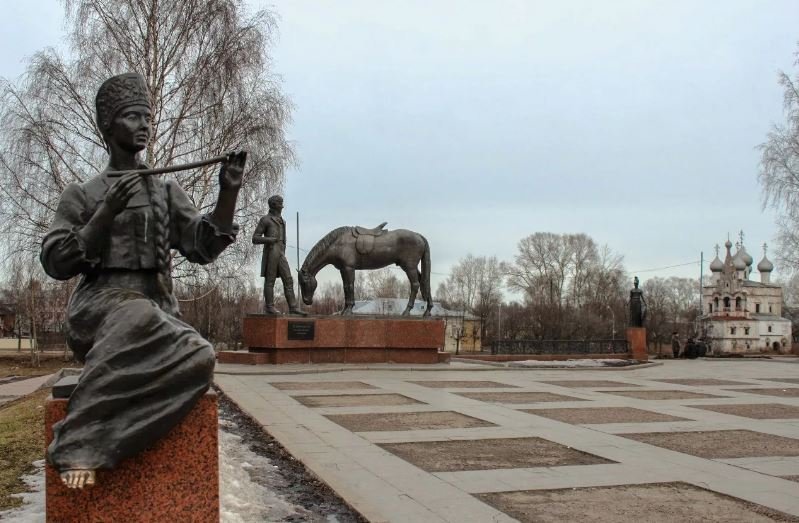 В Вологде приступили к мытью памятников