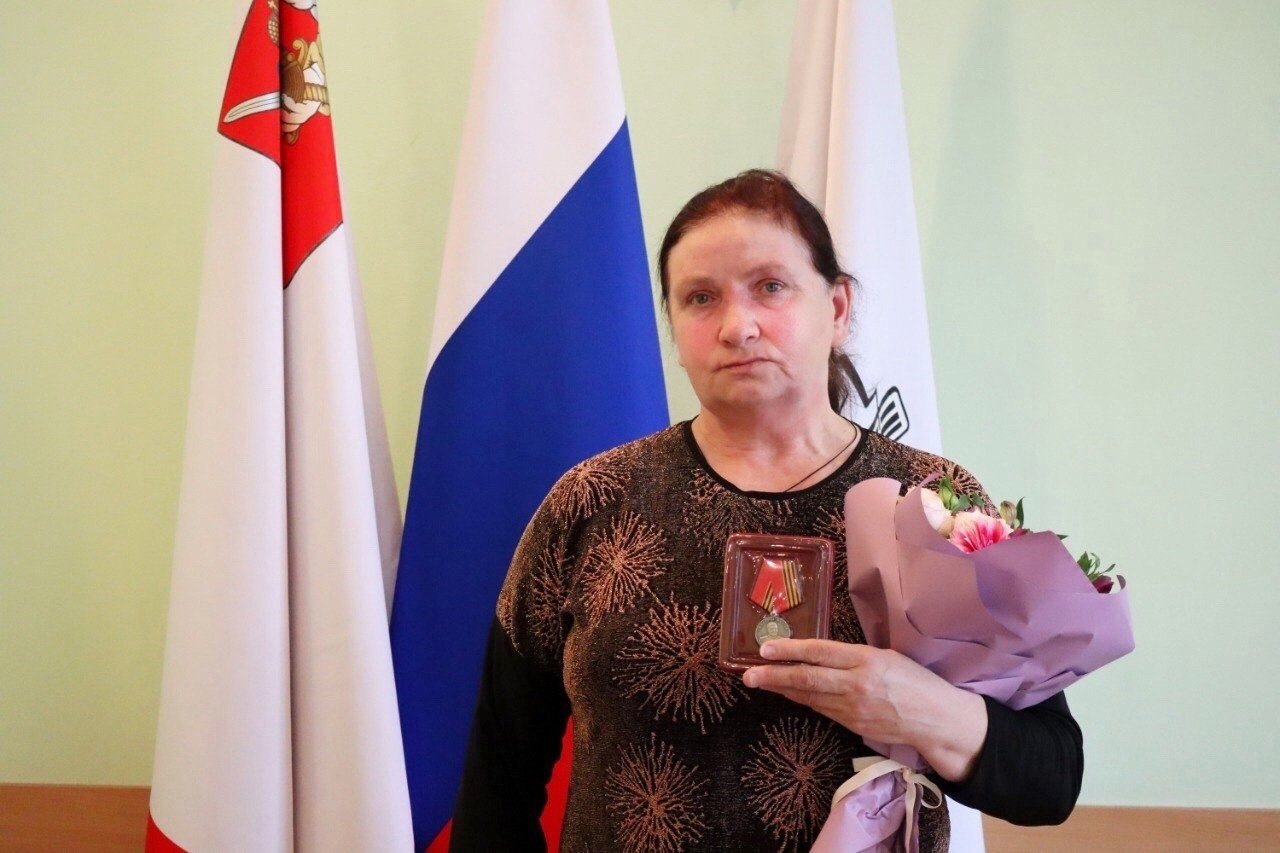 В Грязовецком округе матери погибшего в спецоперации бойца передали медаль Жукова