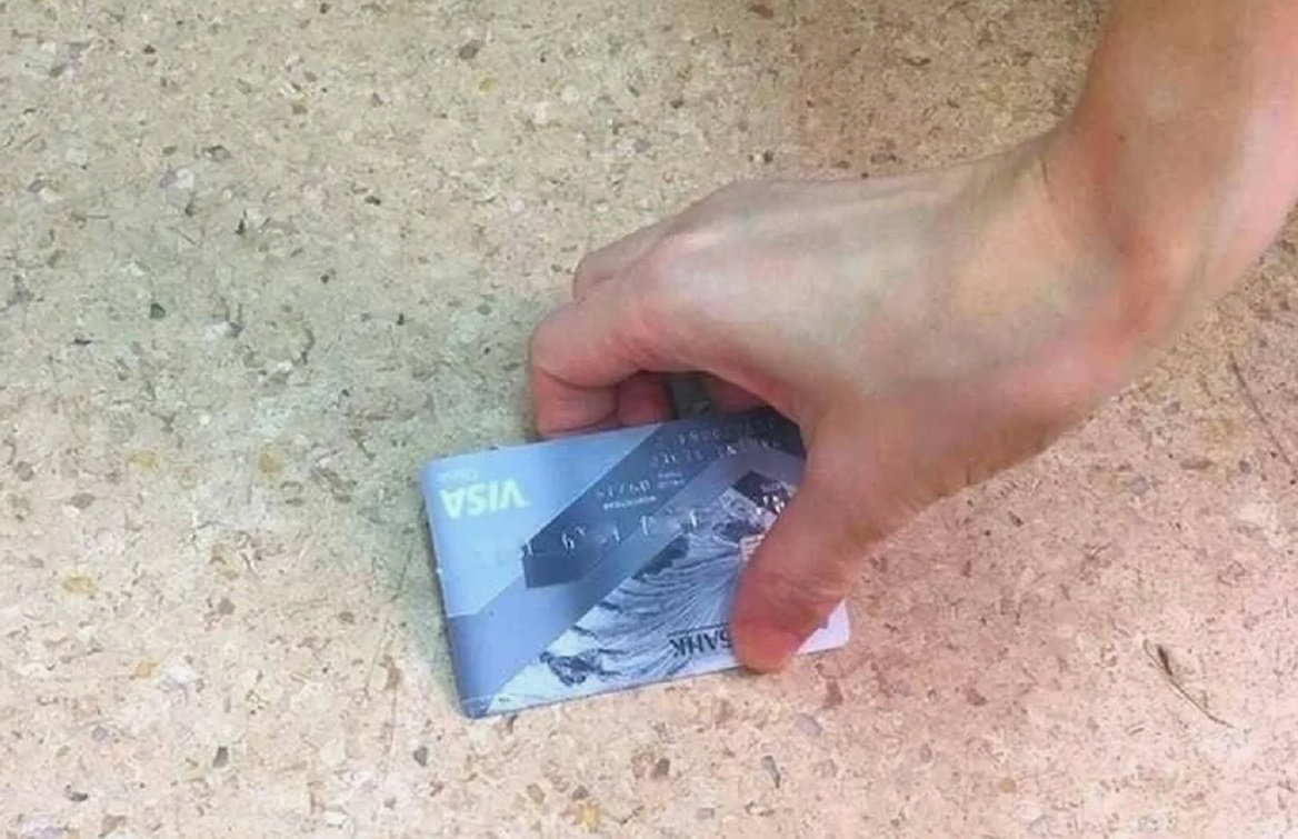 Вологжанин нашел чужую банковскую карту и отправился на шопинг