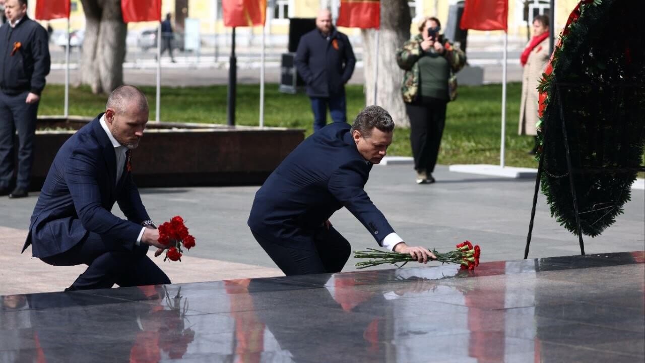 Георгий Филимонов и Андрей Накрошаев возложили цветы к Вечному огню в Вологде