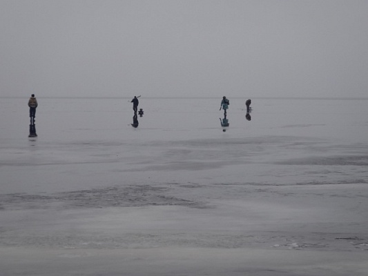 Выход на лед на рыбинском водохранилище. Рыбаки на льдине на Рыбинке. Человек на льдине. Трещины во льду на Рыбинское водохранилище.