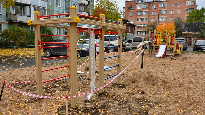 Фото качелей во дворах новых домов