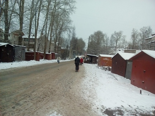 Улица Пригородная. Дорога есть, тротуара нет