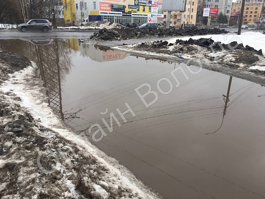 На Прокатова разлилась огромная лужа