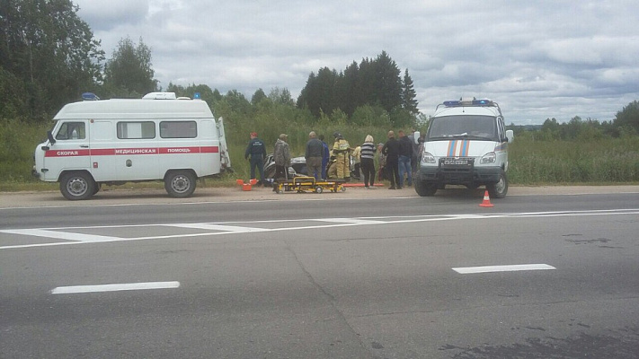 Два человека погибли в столкновении легковушки с грузовиком в Кирилловском районе