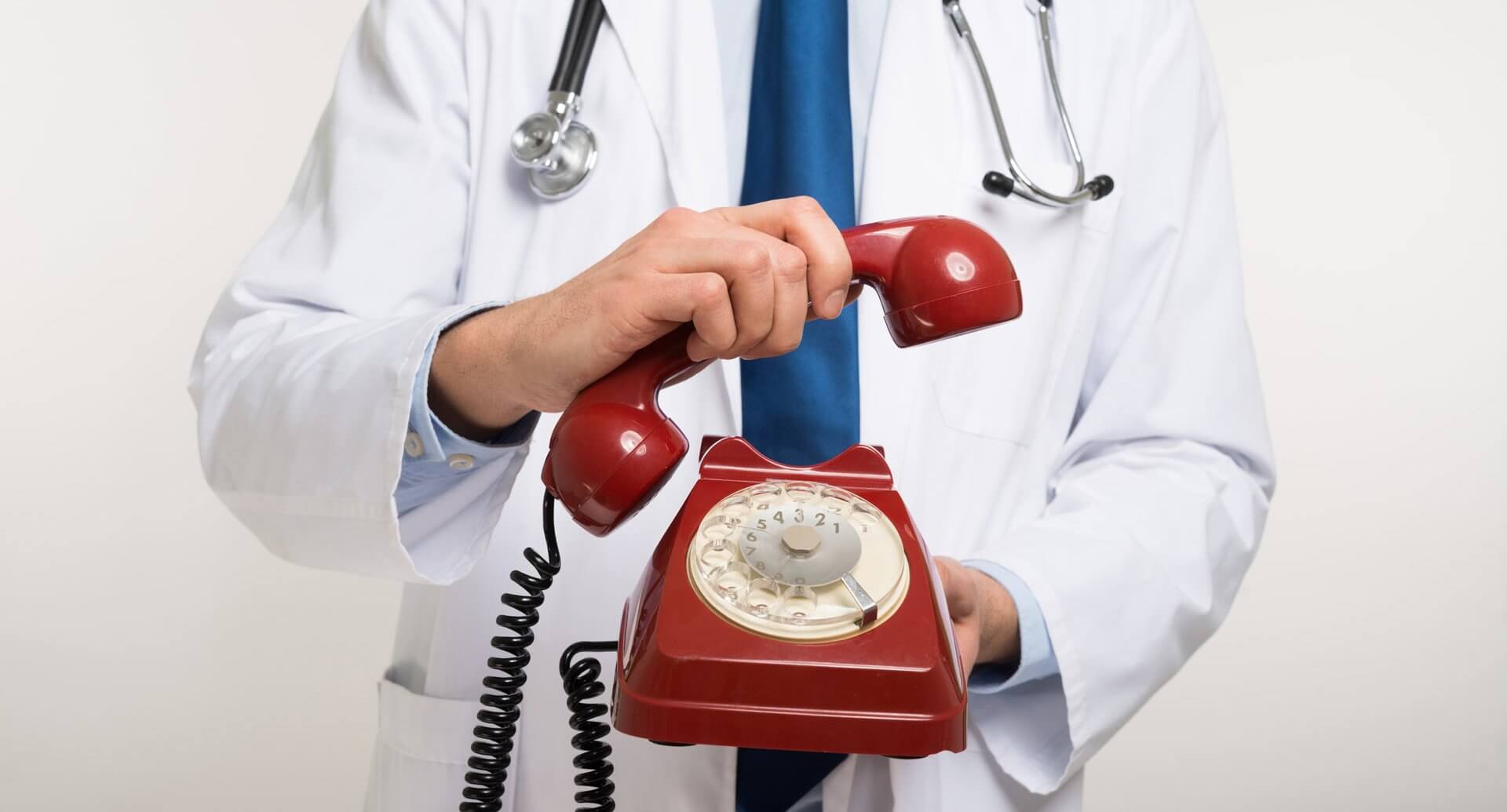 Охрана здоровья телефон. Вызов врача. Врач с телефоном. Звонок врачу. Доктор с телефоном.