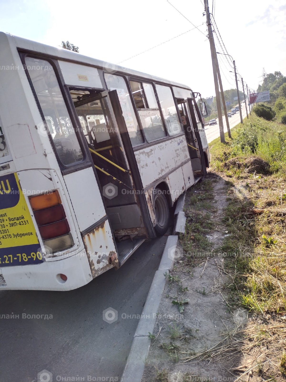 В Вологде автобус налетел на бордюр | 15.07.2021 | Вологда - БезФормата