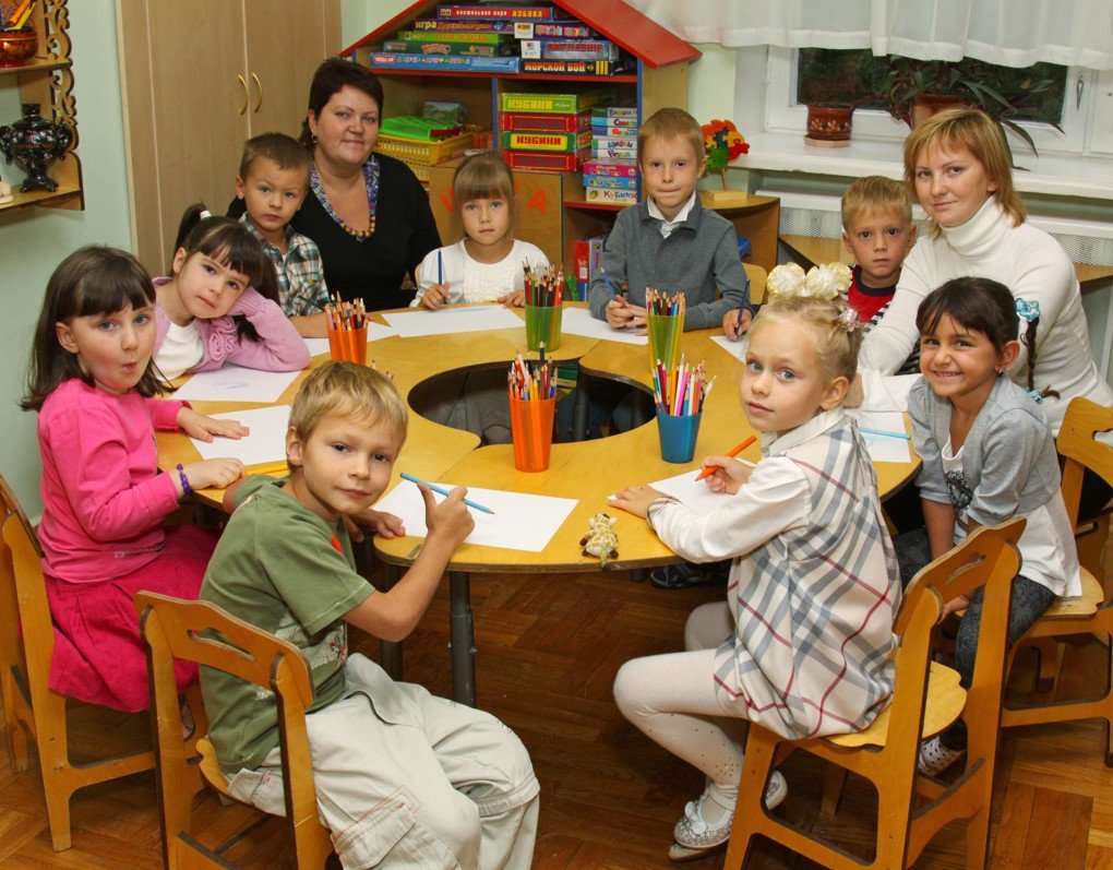 Жизнь дошкольной группы. Детский сад. Дети за столом. Дети с родителям в детском саду. Семейный детский сад.