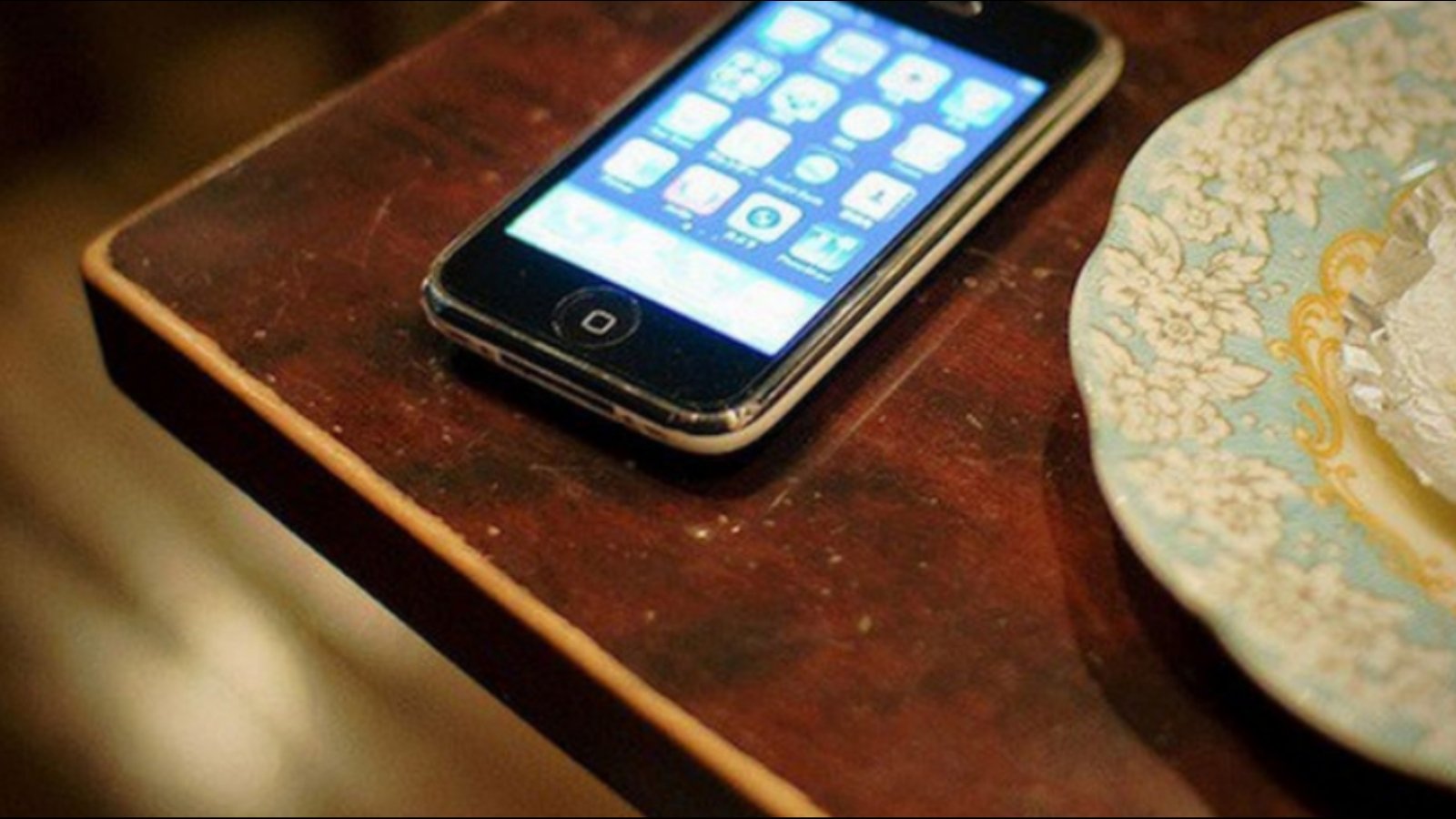 Утерянный телефон домашнее. Смартфон на столе. Мобильник на столе. Украл телефон со стола. Мобильный стол.
