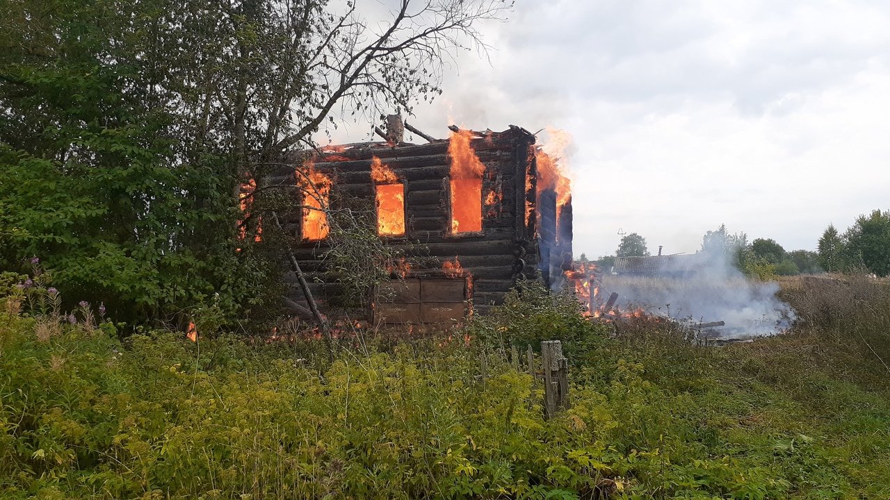 В Вожегодском районе из-за грозы сгорел деревянный дом | 30.07.2021 |  Вологда - БезФормата