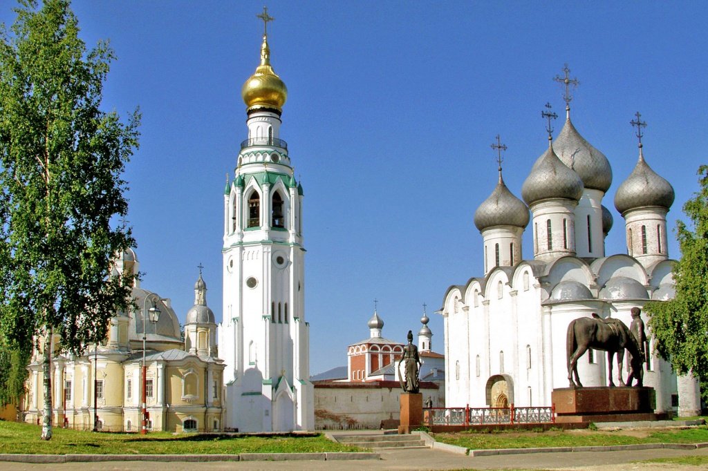 Белый город вологда. Колокольня Софийского собора Вологда. Вологодский Кремль Софийский собор Вологда. Достопримечательности Вологды Софийский собор. Колокольня Вологодского Кремля.