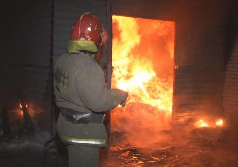 Сгорел магазин маяк. Пожар в магазине. Небольшое возгорание. Пожар в комнате.