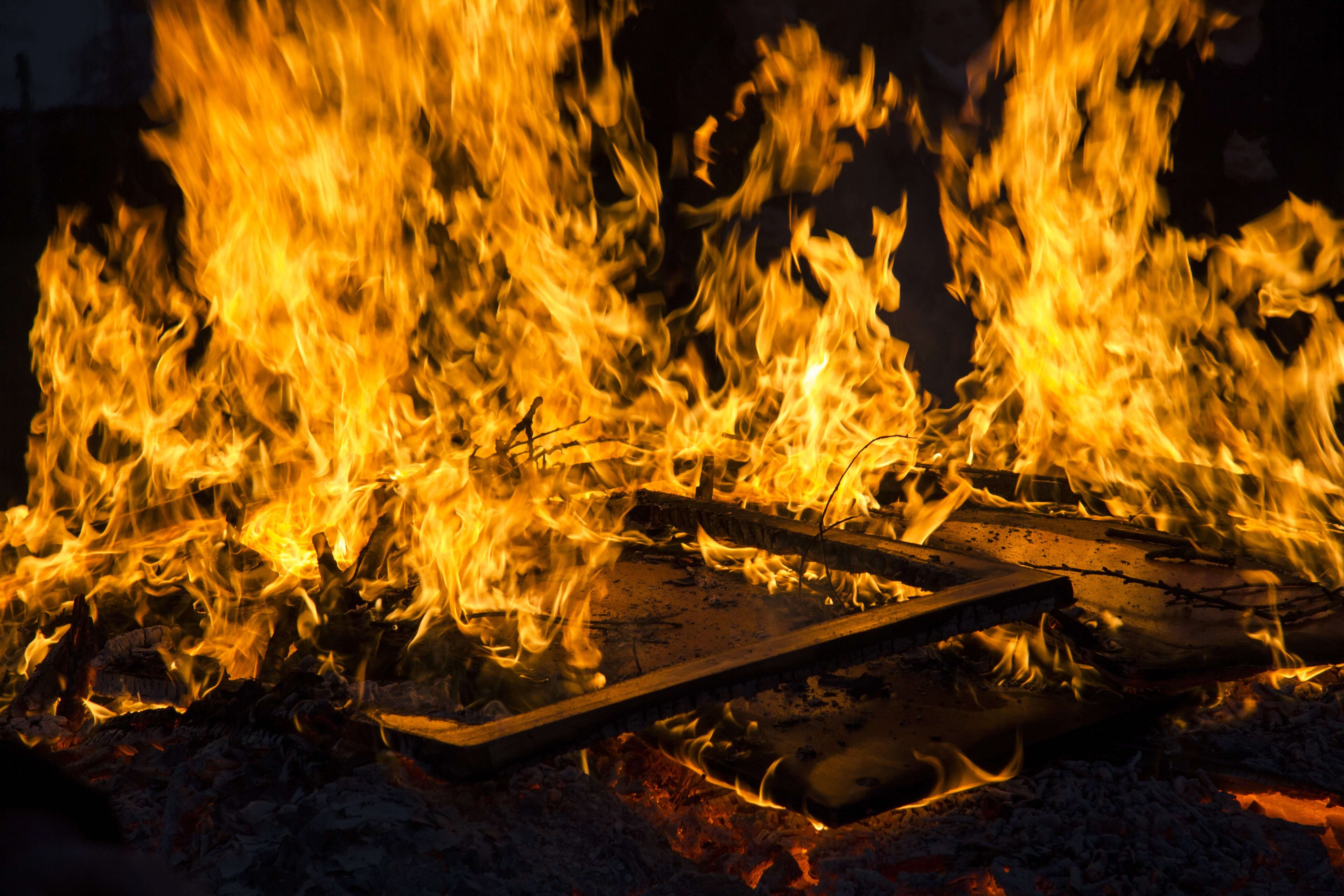 A fire. Огонь пожар. Огонь в квартире. Горящие вещи. Горящий огонь в квартире.