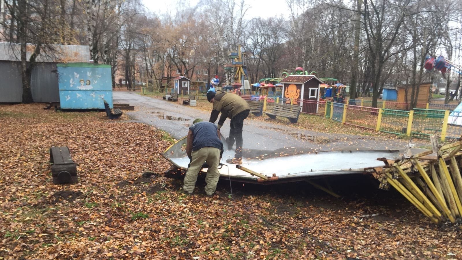 В парке Ветеранов Вологды демонтируют карусели и деревянную горку |  22.10.2021 | Вологда - БезФормата