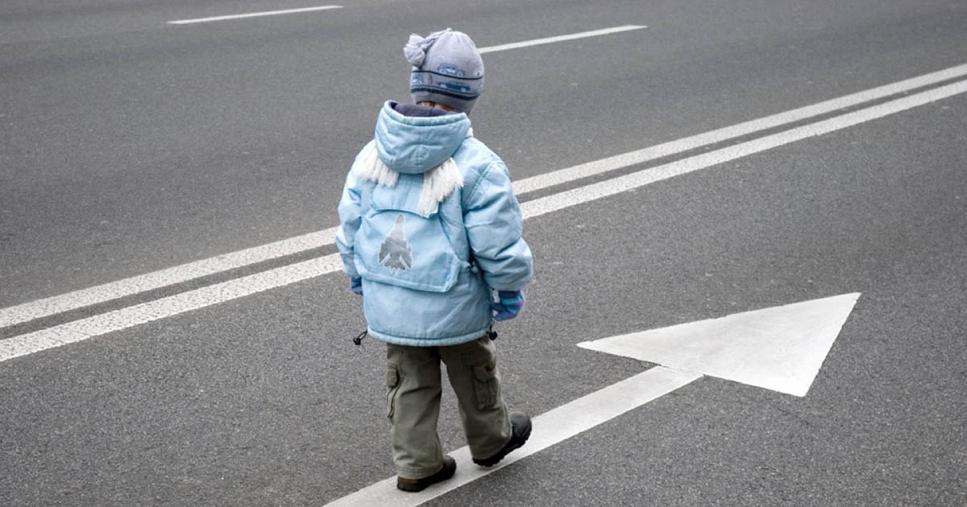Дети погибают на дорогах. Дети на дороге. Дети пешеходы. Проезжая часть для детей. Дети переходят дорогу.