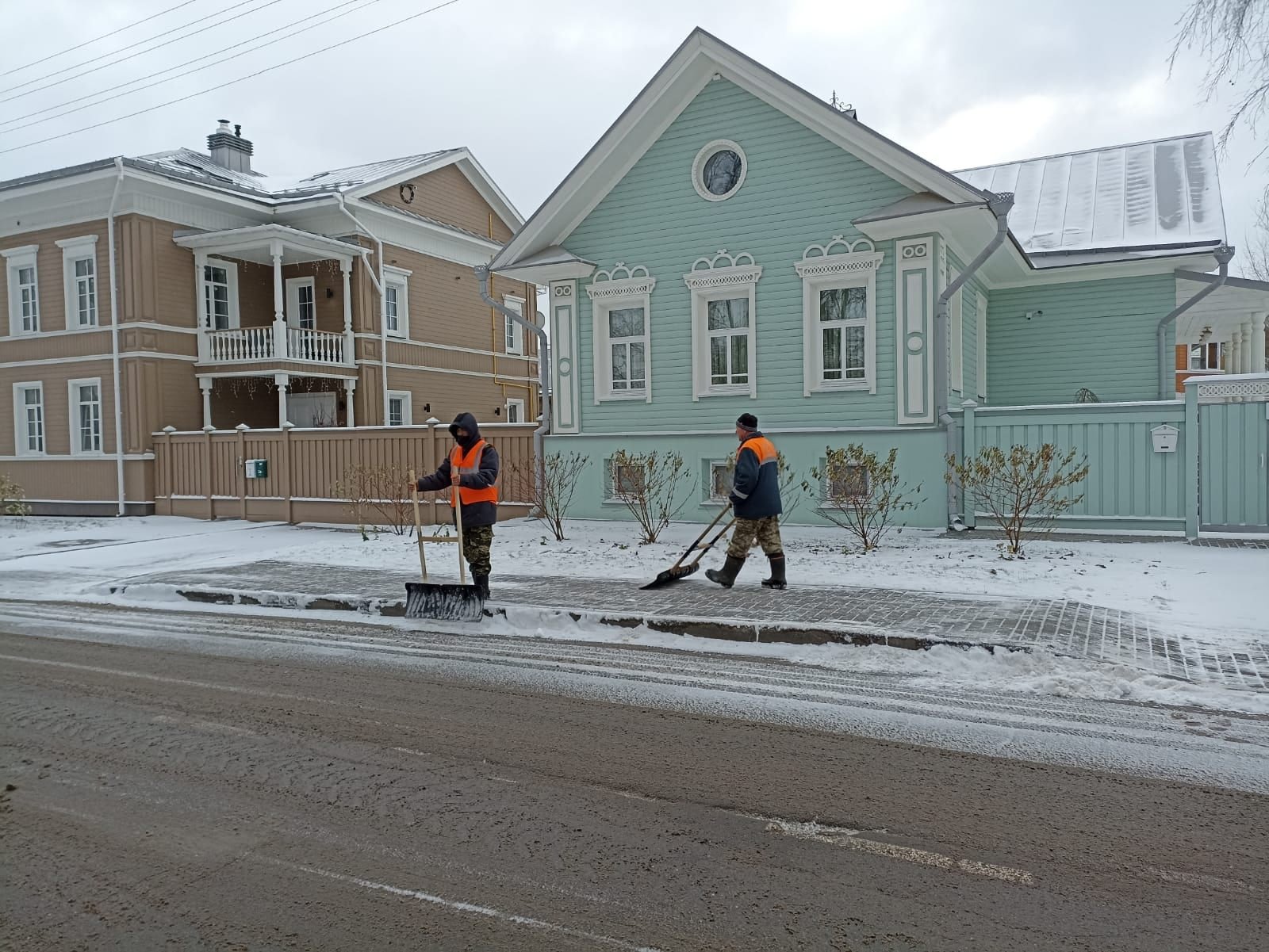 В уборке улиц Вологды после ночного снегопада задействовали 53 единицы  техники | 25.11.2021 | Вологда - БезФормата