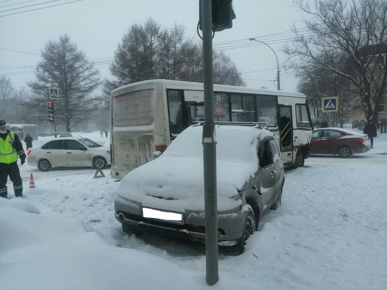 Два вологжанина пострадали в ДТП с участием автобуса | 14.01.2022 | Вологда  - БезФормата