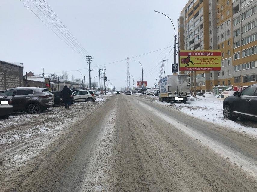 Половина 11. Улочки Вологды. Пешеходы на улице.