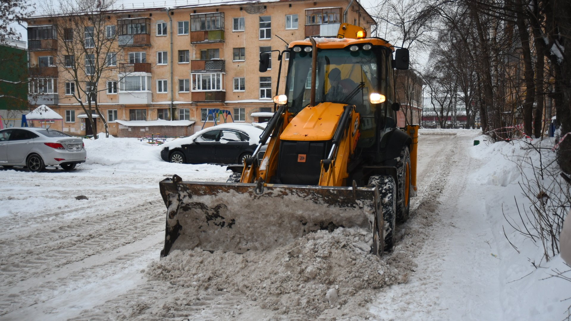 В Вологде продолжают убирать снег во дворах