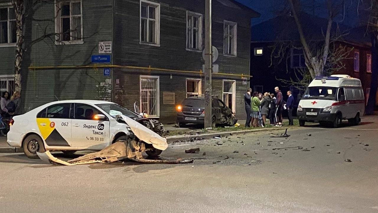 В Вологде после столкновения с легковушкой автомобиль такси влетел в дом |  12.05.2022 | Вологда - БезФормата