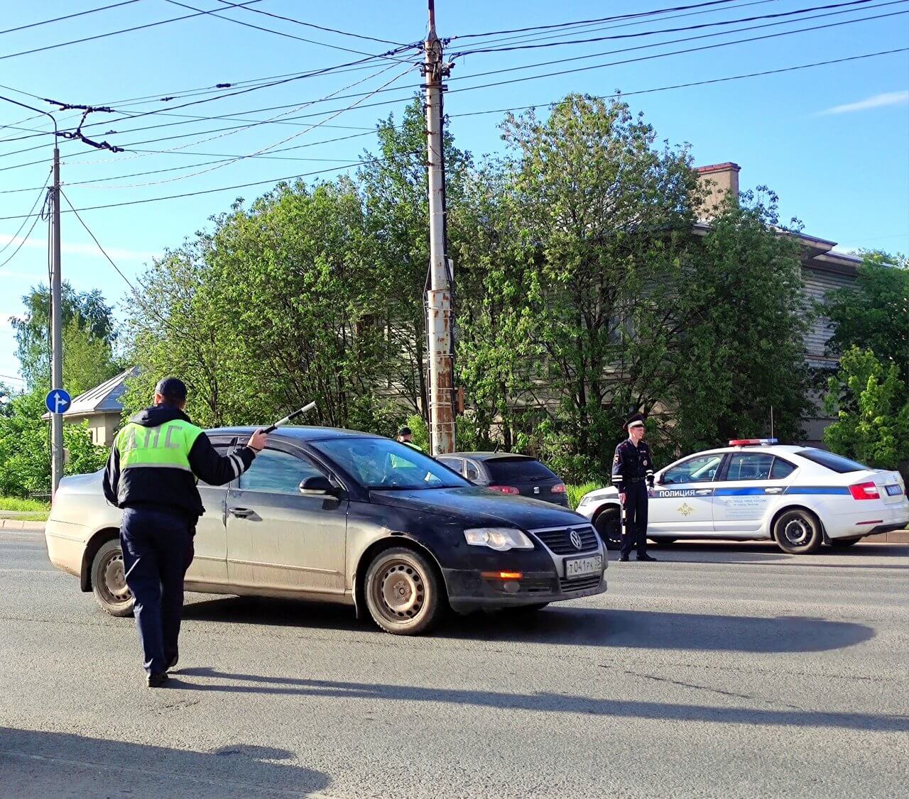 Дпс поймали пьяного. Сотрудник ГИБДД. Сотрудники ГИБДД поймали пьяного водителя. Машина ДПС. Сотрудник ДПС И водитель.