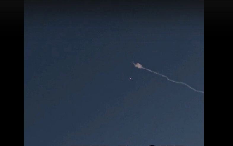 Ракета над новосибирском. Беспилотник в небе. Дроны в небе. След от сбитой ракеты в небе.