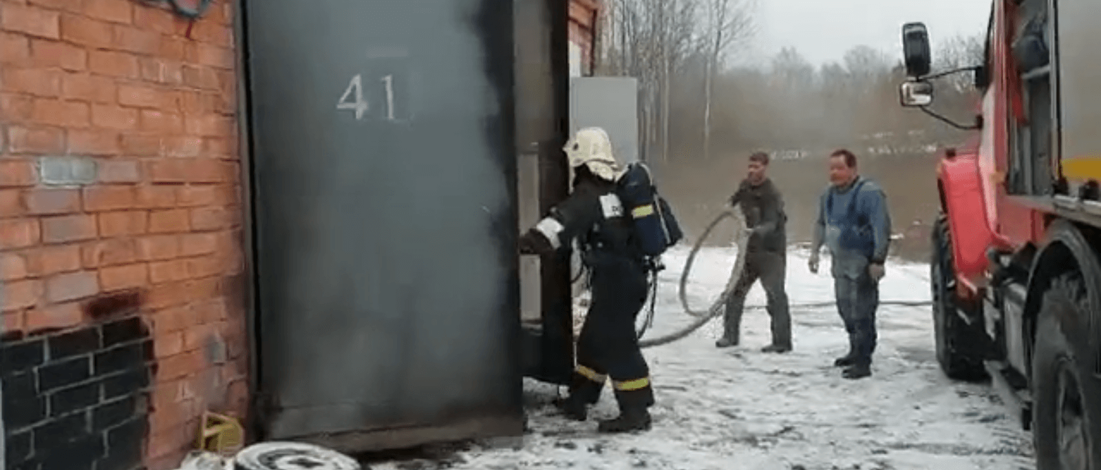 Пожарный АГС 7 для гаража. Пожар мастерская Смоленск. Пожар в Вологде сегодня сейчас.