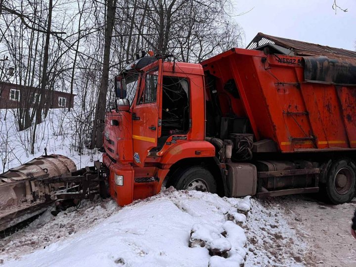 В Вытегре КамАЗ выехал на тротуар и сбил двух женщин » Онлайн Вологда