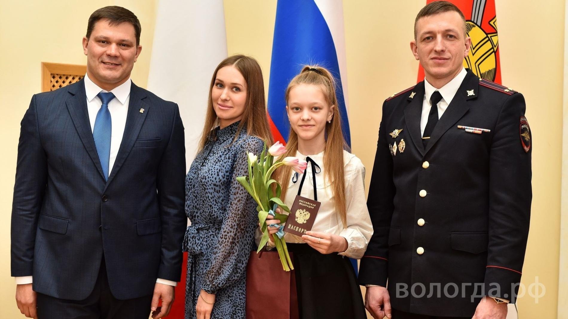 В преддверии Международного женского дня 24 юных вологжанки получили  паспорта » Онлайн Вологда - о том, чем живет Вологда