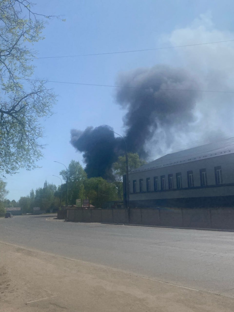 Складские помещения горят в Вологде