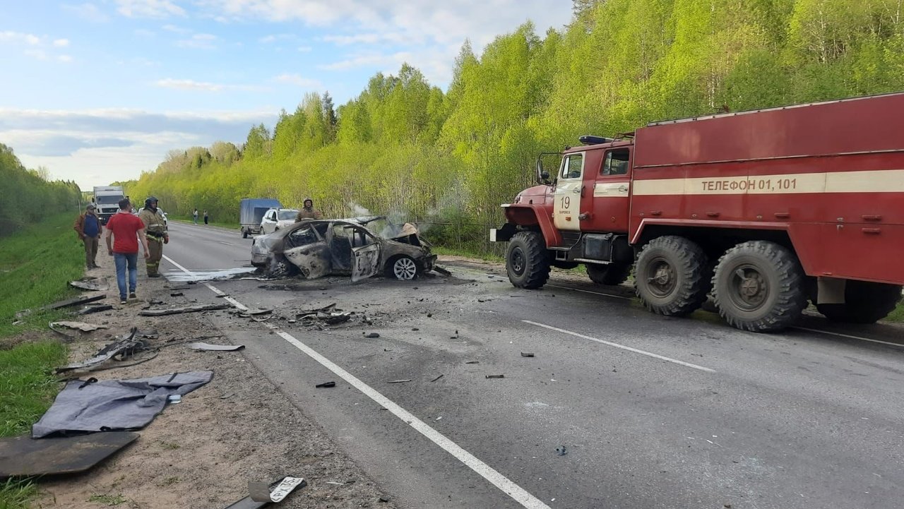 Трое взрослых и двое детей попали в больницу после ДТП в Харовском районе