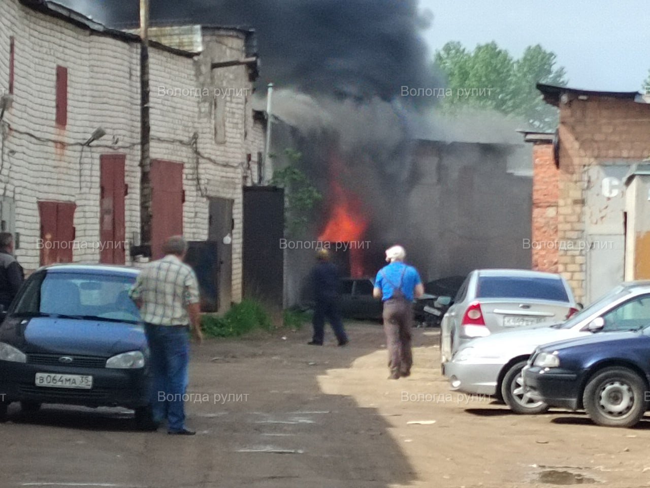 На тушение гаража в Вологде выезжали 15 пожарных