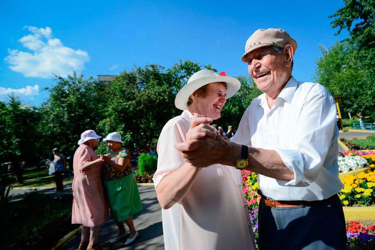 Канал долголетие. Пенсионеры в парке. Танцы пенсионеров в парке. Мероприятия для пожилых людей. Праздник пенсионеров.