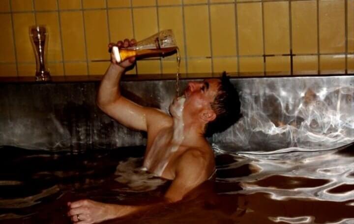 Парень купается в бассейне. Бассейн с пивом. Мужик с пивом в бассейне. Пивные ванны.