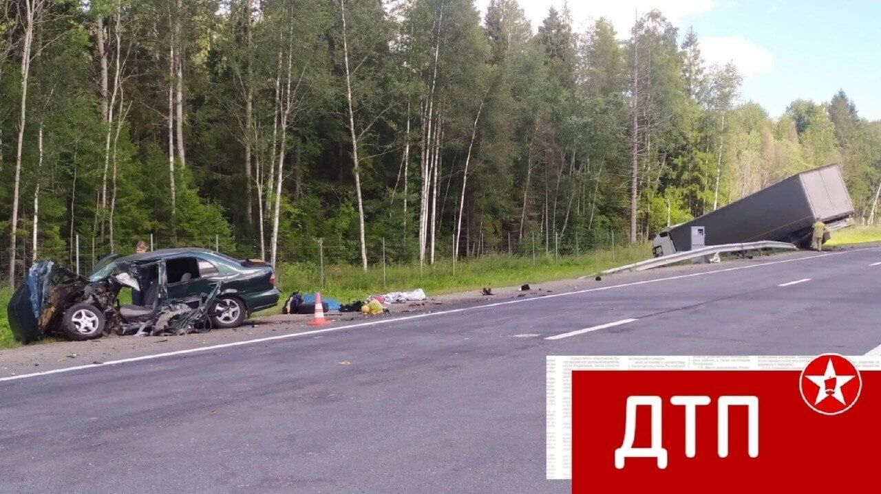 Фура и легковушка не поделили трассу под Шексной | 05.08.2023 | Вологда -  БезФормата