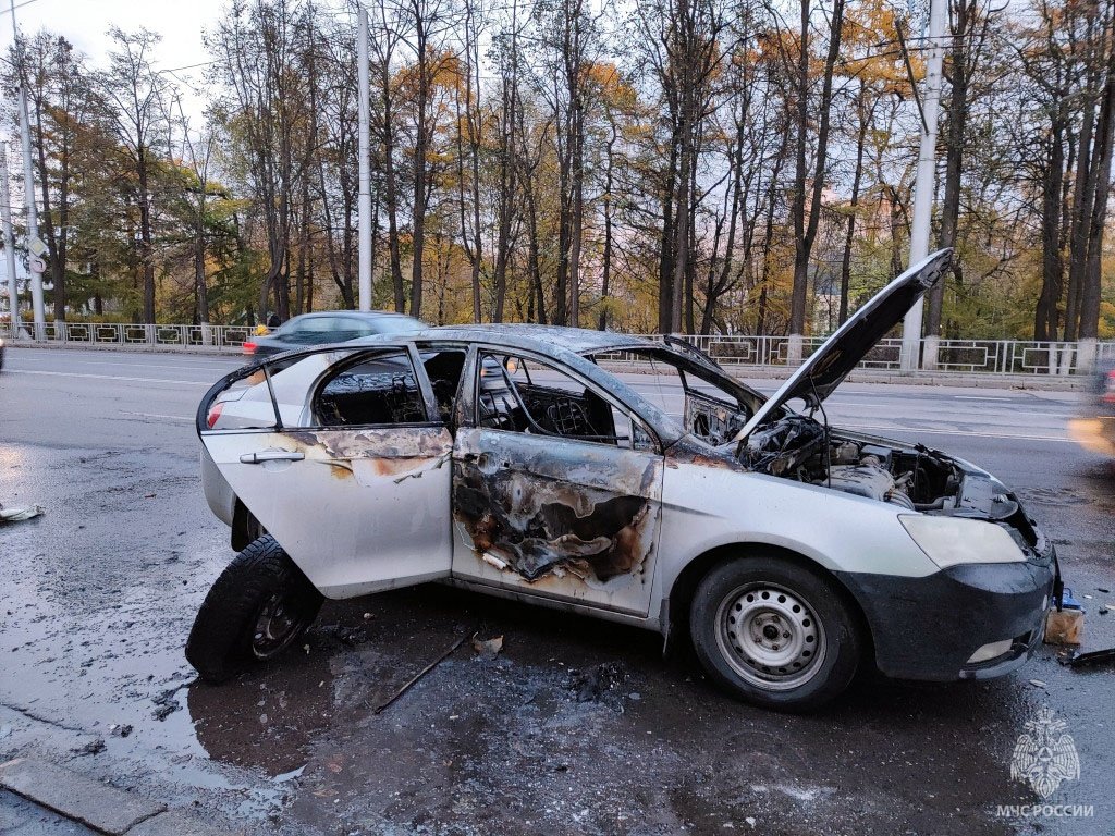 В центре Вологды подожгли иномарку | 17.10.2023 | Вологда - БезФормата