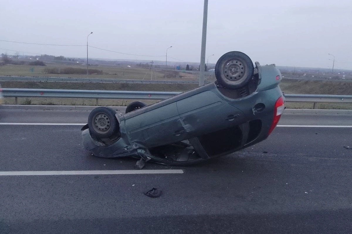 Под Вологдой «Лада» врезалась в ограждение и перевернулась, водитель  скрылся | 29.10.2023 | Вологда - БезФормата