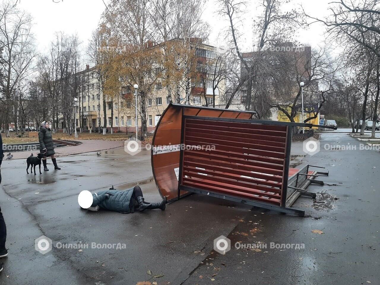 В Вологде на женщину упала автобусная остановка | 06.11.2023 | Вологда -  БезФормата