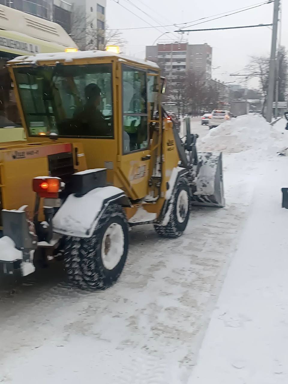 За минувшую ночь с улиц Вологды вывезли 3500 кубометров снега | 16.12.2023  | Вологда - БезФормата