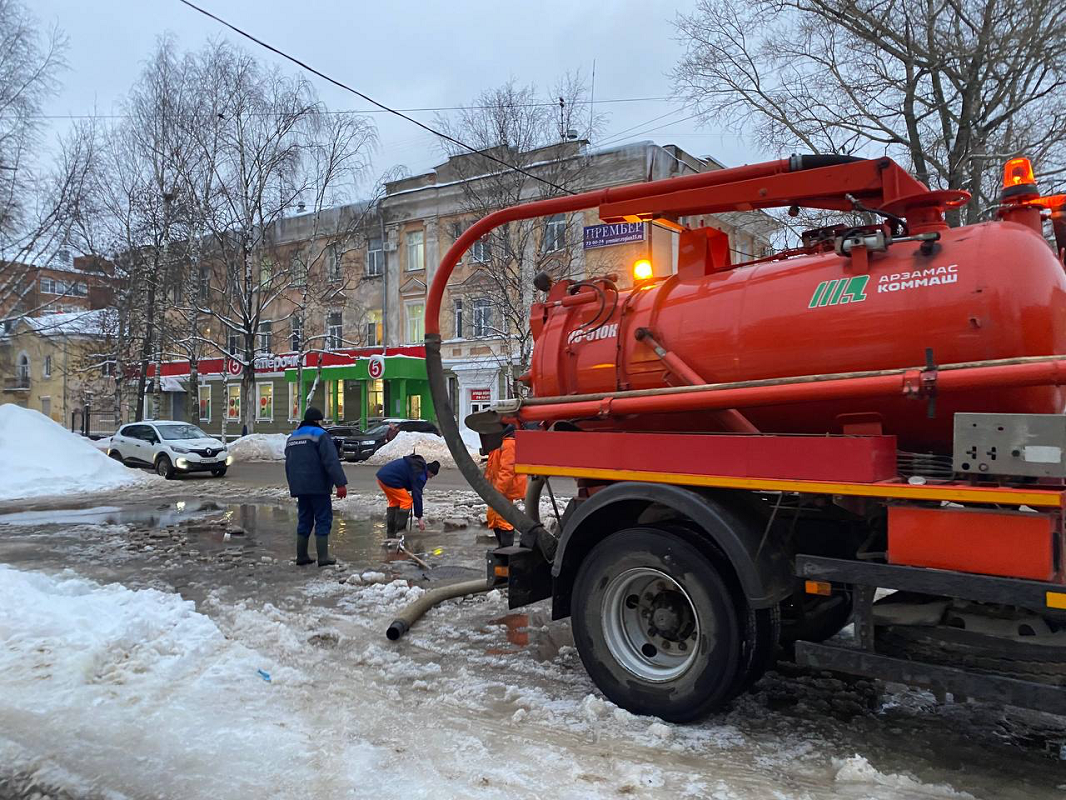 Коммунальщики Вологды очищают дождеприемные колодцы от снега | 19.12.2023 |  Вологда - БезФормата