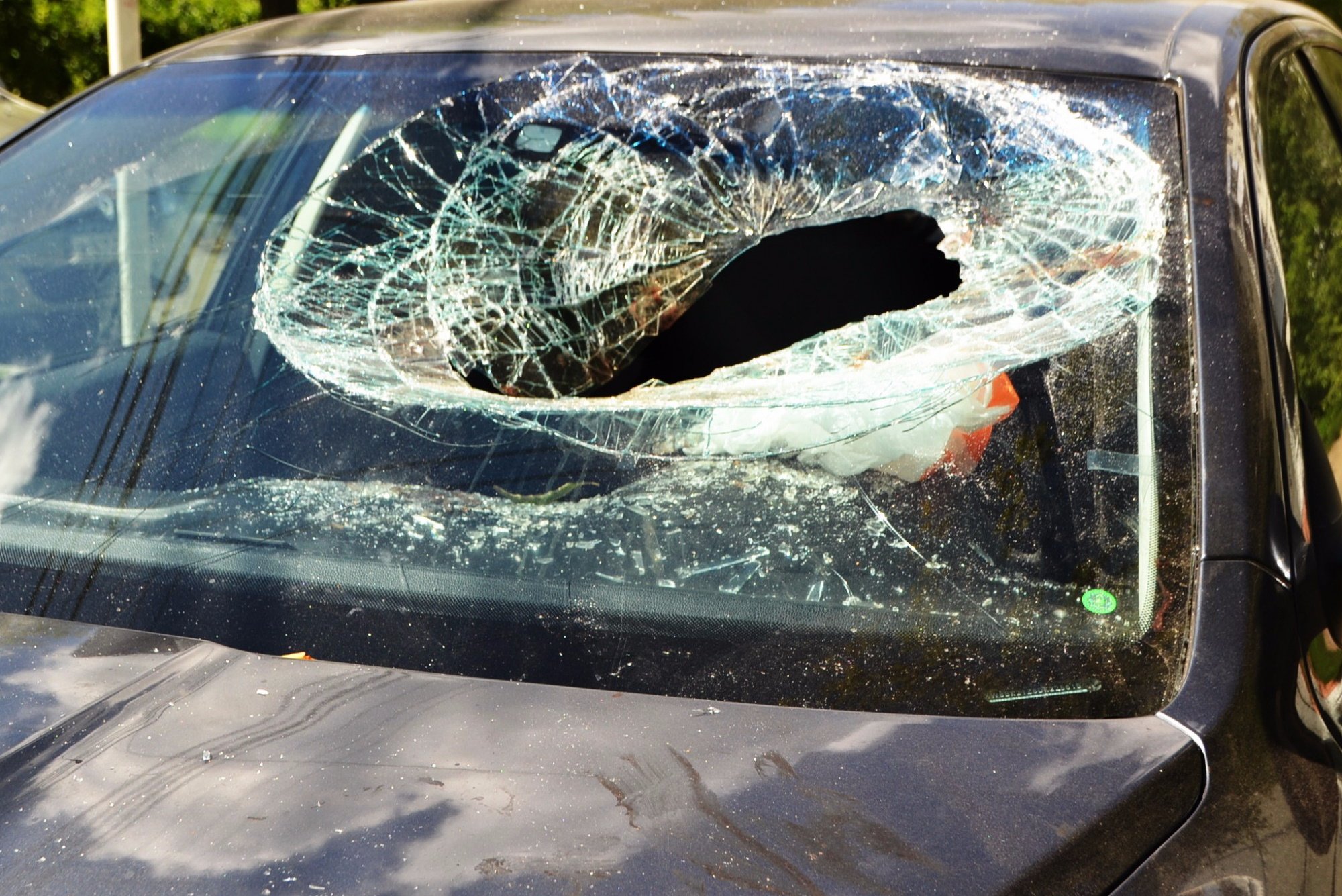 Авто трещина. Разбитое лобовое стекло. Разбитое стекло автомобиля. Разбитые стекла в машине. Битое автомобильное стекло.