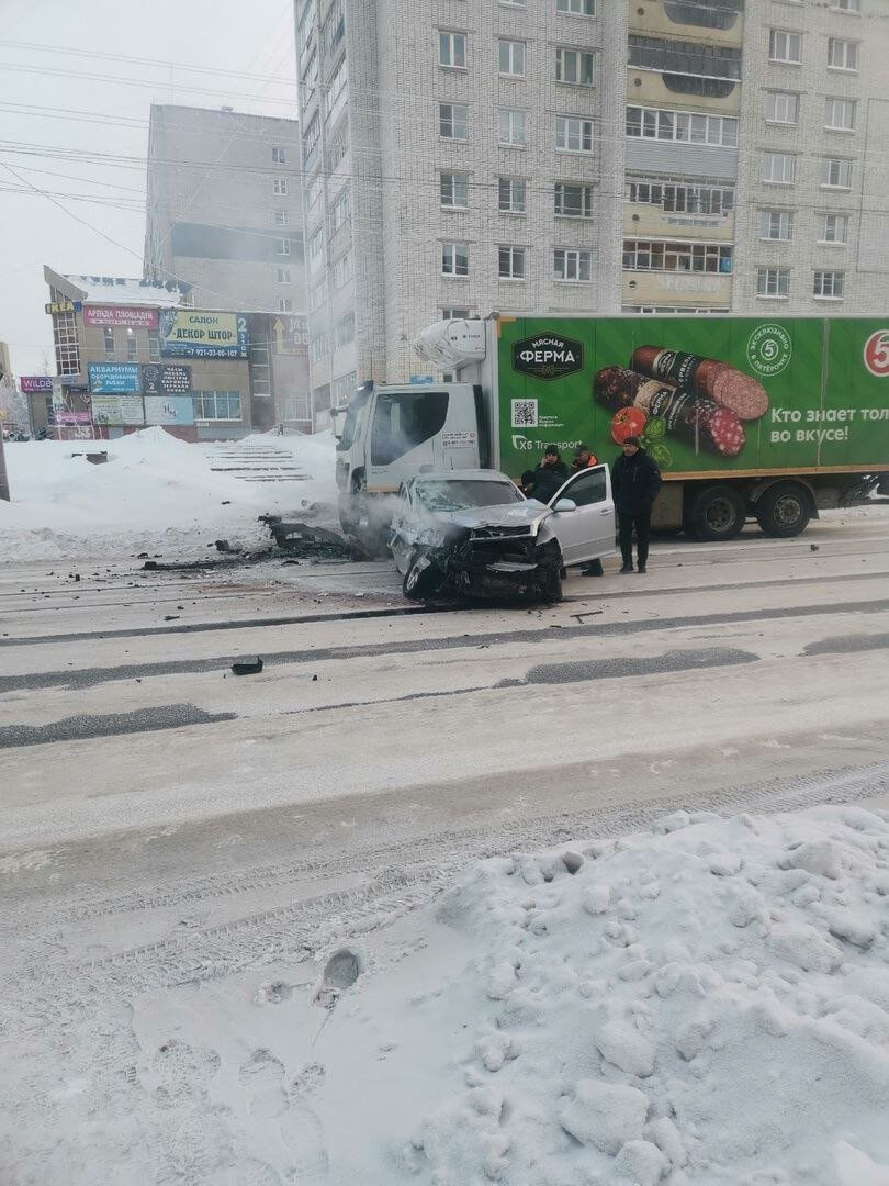 В Вологде легковушка врезалась в грузовик: один человек госпитализирован |  08.01.2024 | Вологда - БезФормата