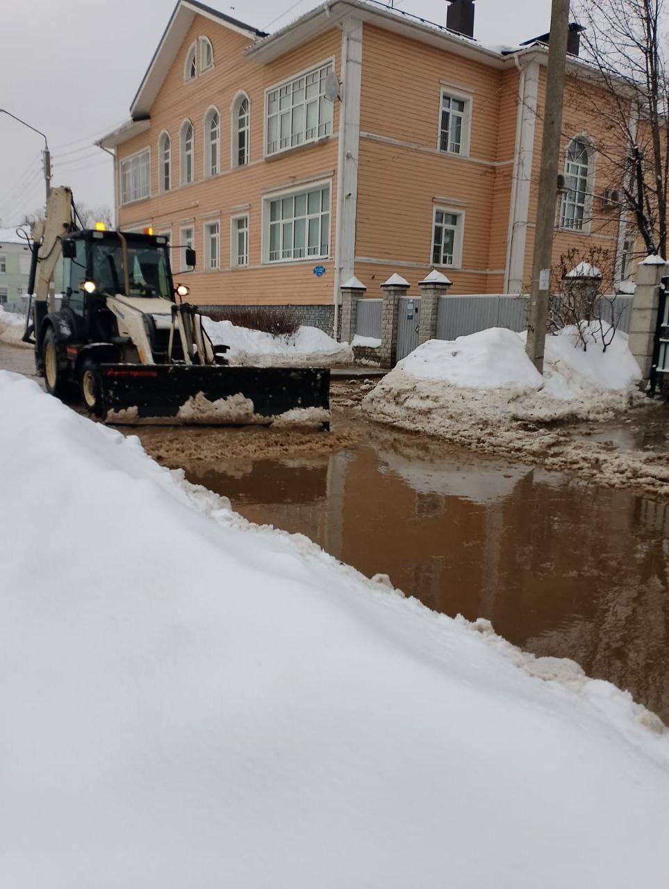 Техника расчищает место подтопления на Набережной 6 Армии | 26.01.2024 |  Вологда - БезФормата