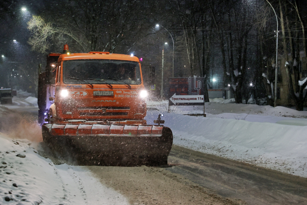 На Вологодчине более 500 спецмашин задействовано в уборке дорог |  13.02.2024 | Вологда - БезФормата