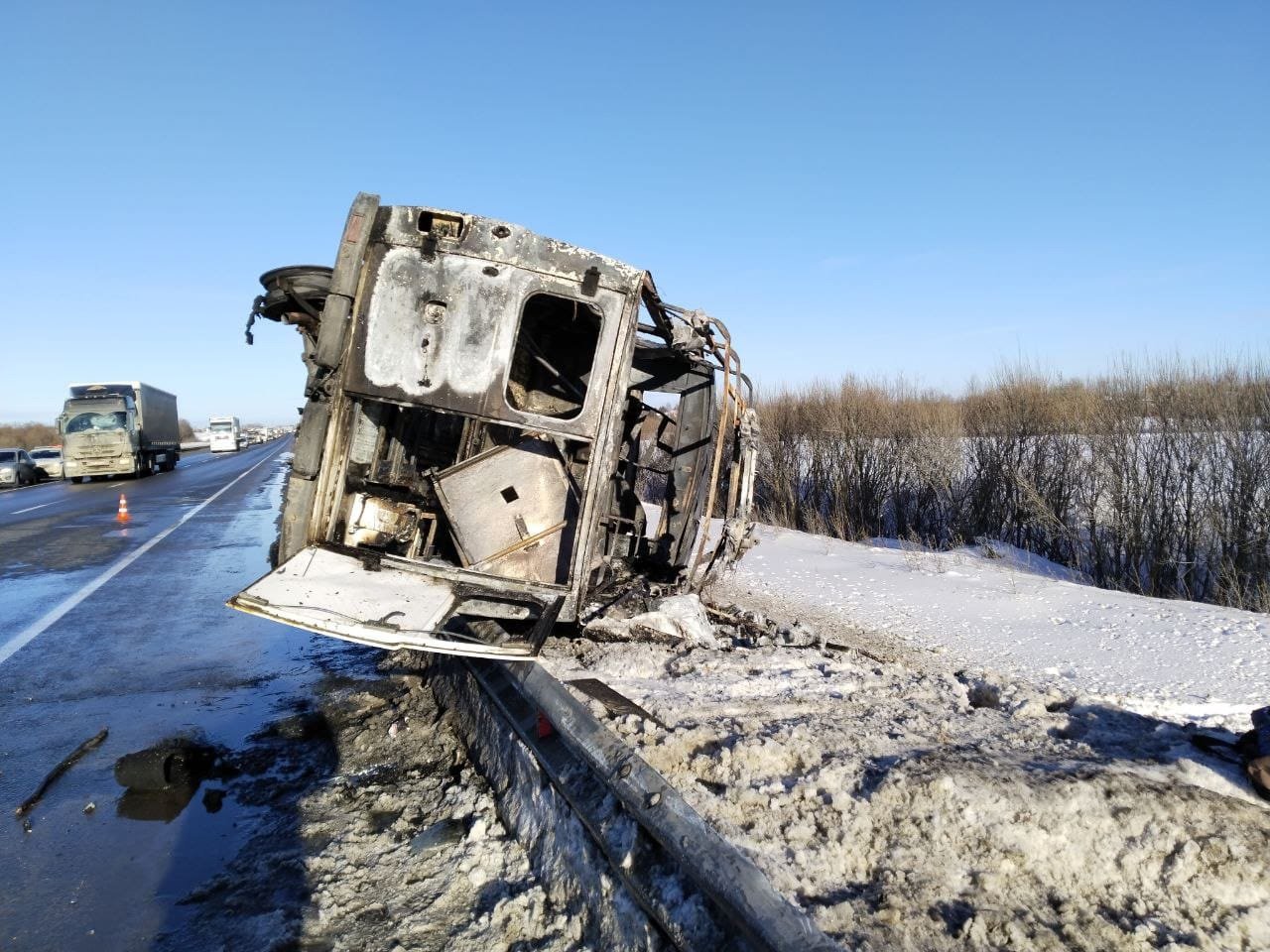 Автомобиль скорой помощи сгорел в результате ДТП в Вологодском округе |  19.02.2024 | Вологда - БезФормата