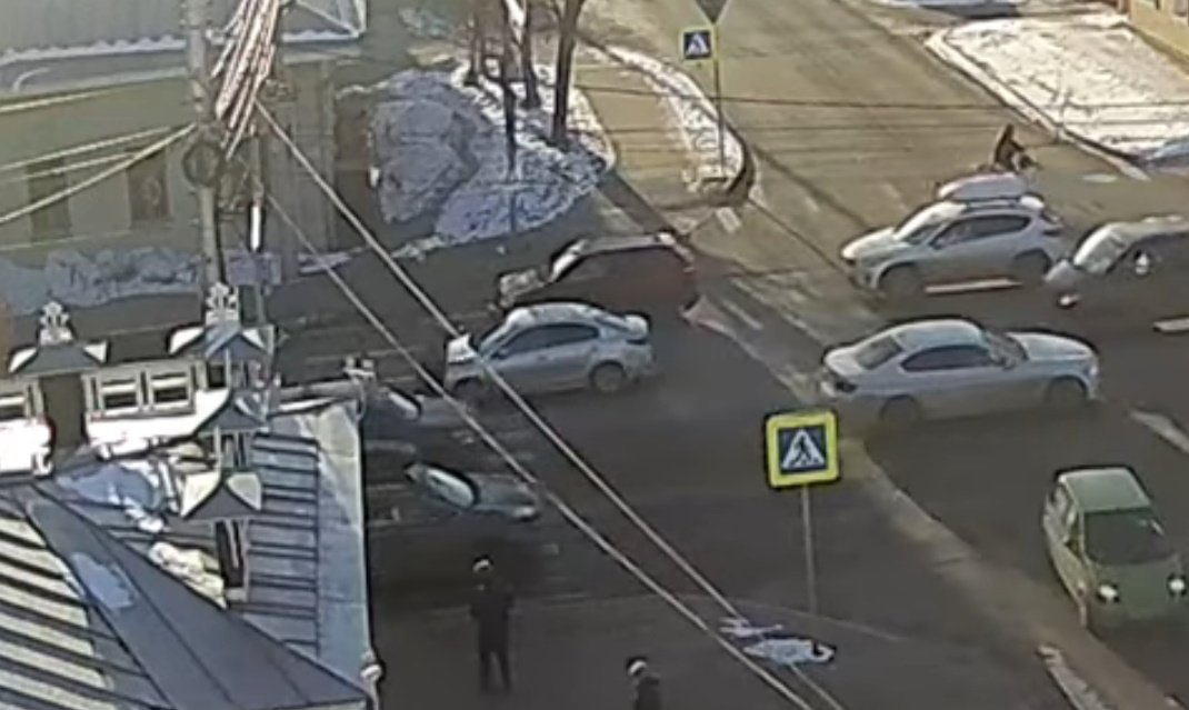 Женщина попала под колеса автомобиля на пешеходном переходе