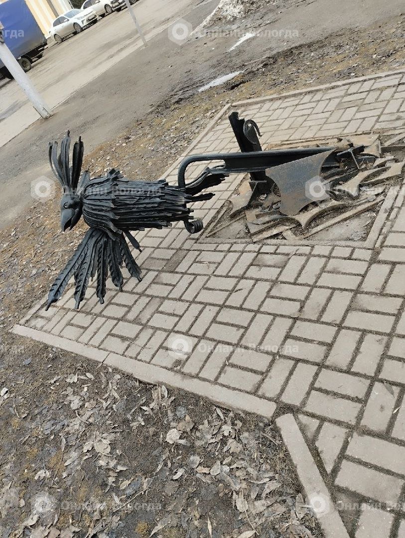 В Вологде вандалы разрушили арт-объект "Птица-говорун", подаренный кузнецом из Майского